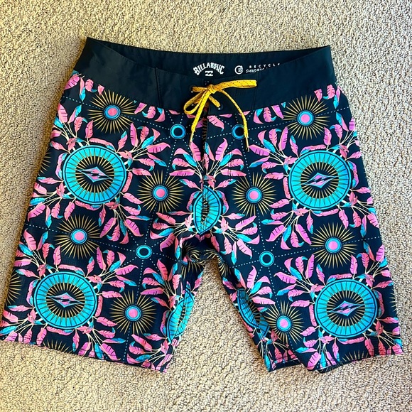 Billabong boys swim trunks size 28 - Picture 1 of 5